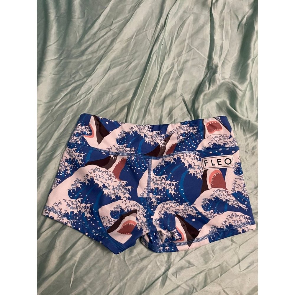 Fleo jaws shorts size small